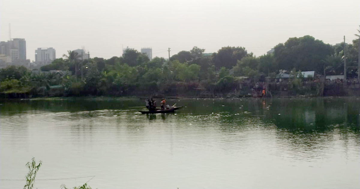 গুলশান লেকে নৌকাডুবি, উদ্ধার কাজ চলছে