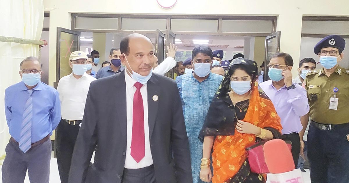 না চাইলে জোর করে হাসপাতাল নয় : রেলমন্ত্রী