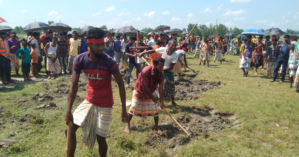 রাস্তা বন্ধ করে প্রকল্প, কোদাল হাতে এলাকাবাসীর প্রতিবাদ