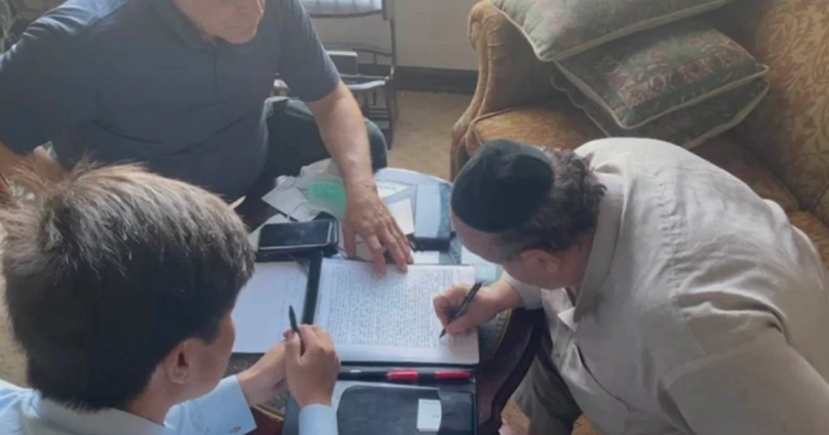 স্ত্রীকে ডিভোর্স দিয়ে আফগানিস্তান ছাড়লেন ৬২ বছরের ইহুদি