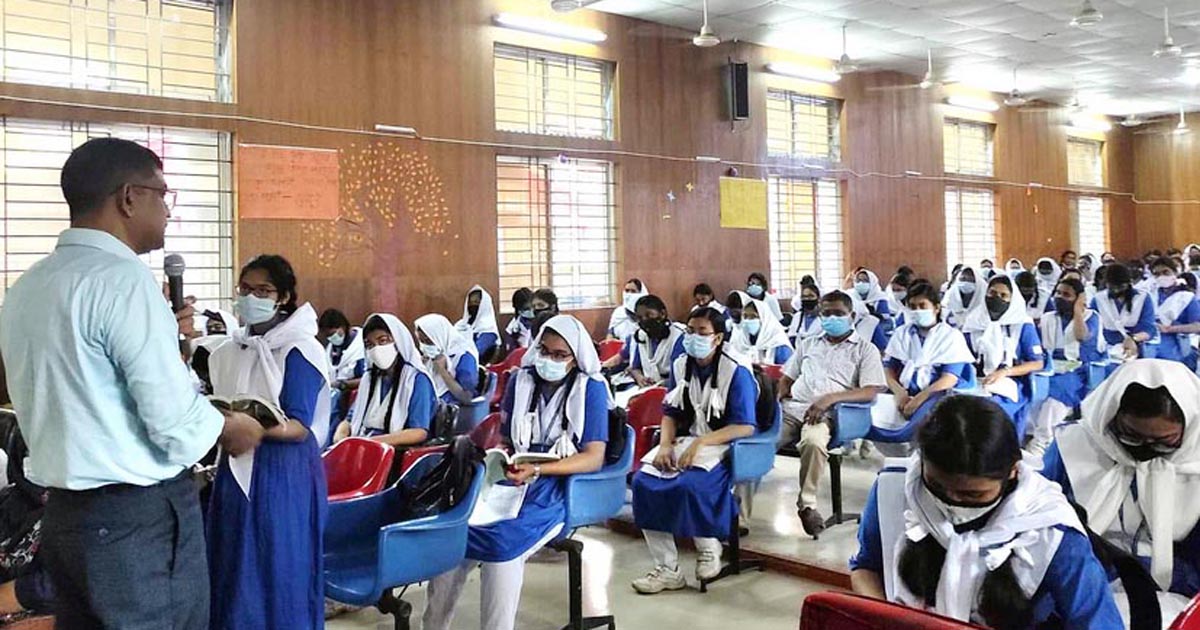 স্কুলে জীববিজ্ঞানের ক্লাস নিলেন কুমিল্লার জেলা প্রশাসক