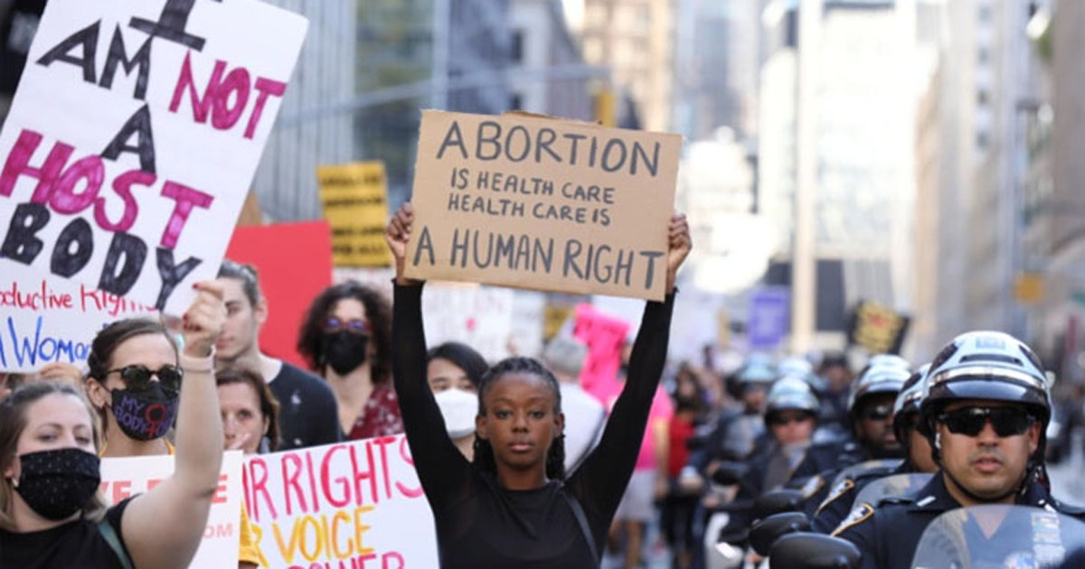 গর্ভপাতে বিধিনিষেধ : যুক্তরাষ্ট্রে নারীদের বিক্ষোভ