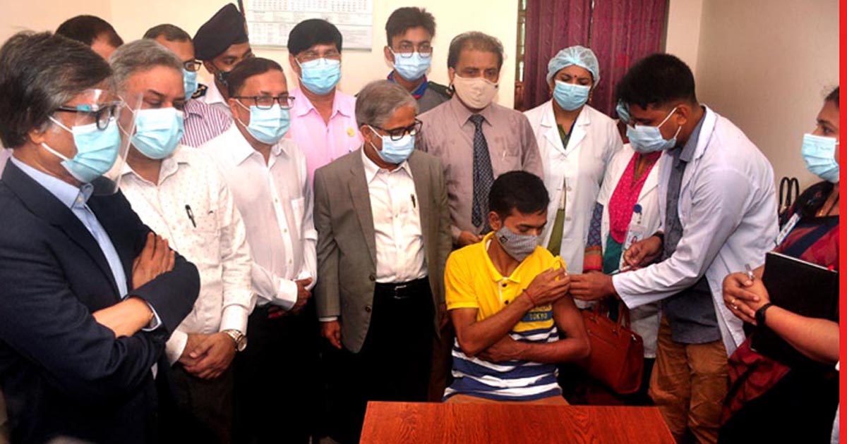 ঢাবিতে প্রথম দিনে ২১০ জন করোনা টিকা নিয়েছেন