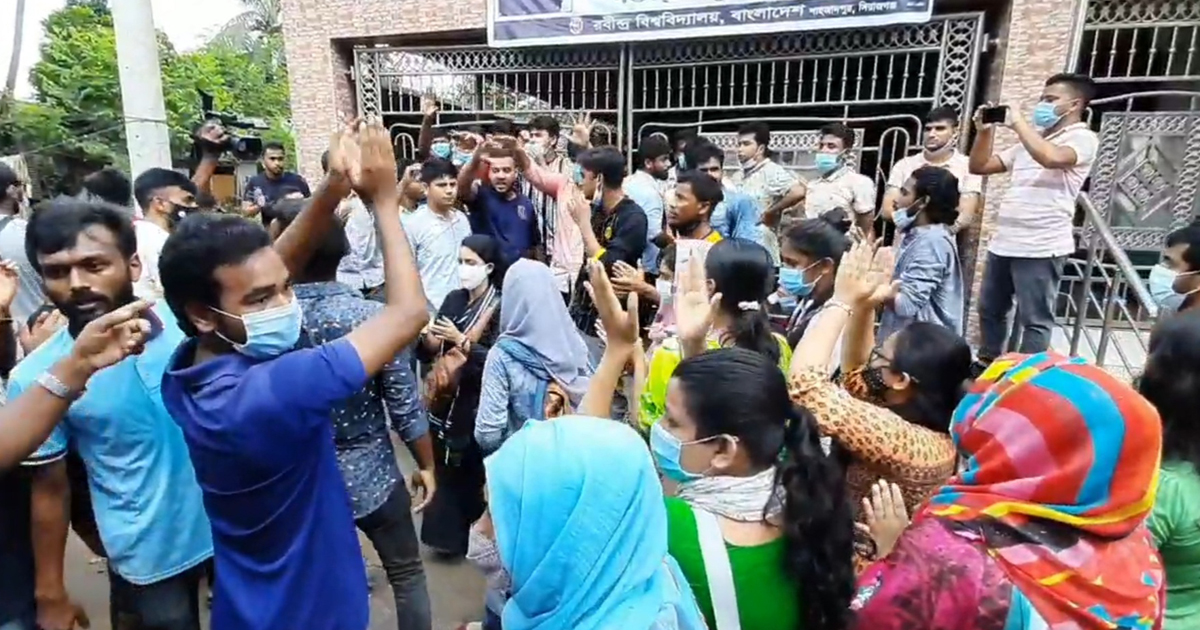 কাঁদলেন ১৪ শিক্ষার্থী, বহিষ্কার চাইলেন নির্যাতনকারী শিক্ষিকার