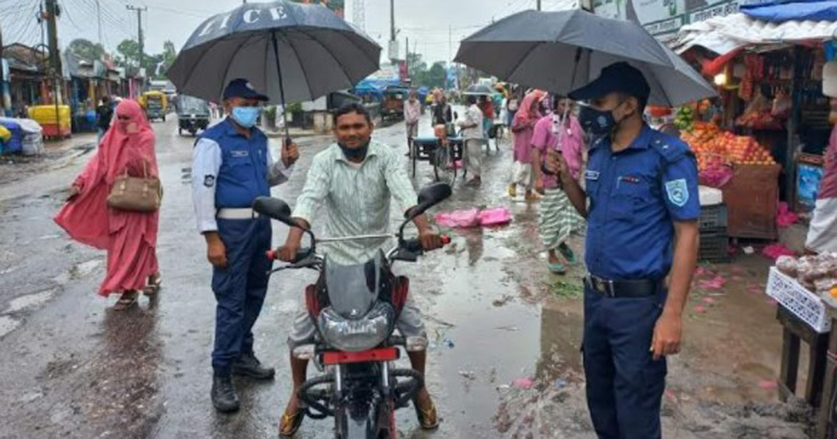 ‘চলেন যদি হেলমেট ছাড়া, মরণ আপনাকে করবে তাড়া’