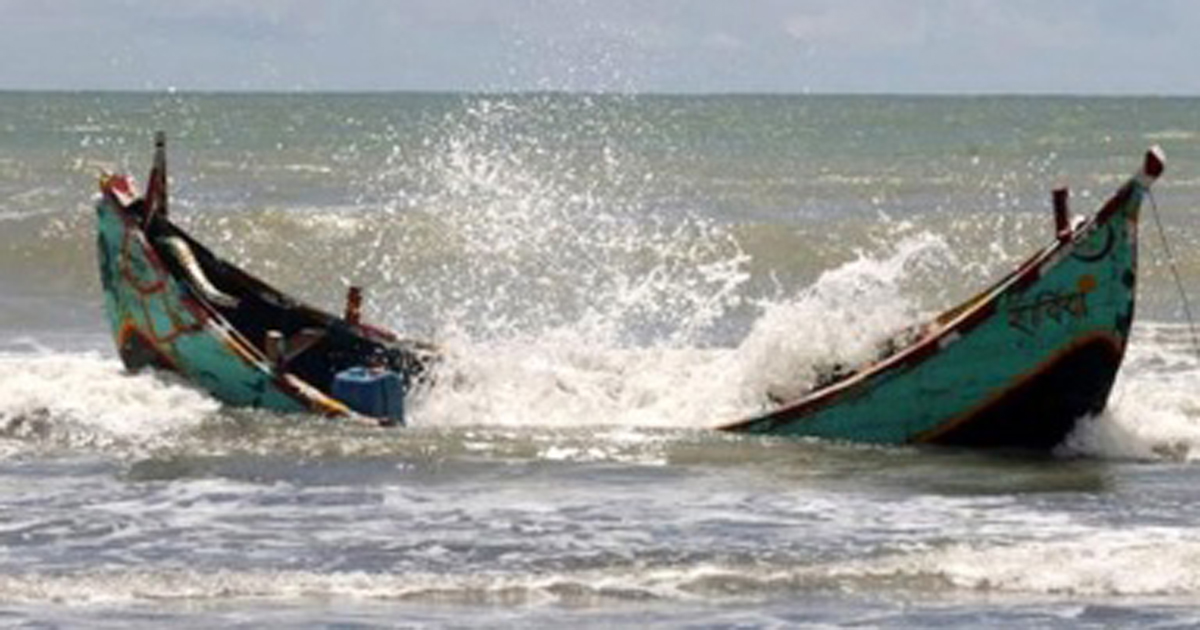 সাগরে ট্রলার ডুবিতে পর্যটক নিখোঁজ, উদ্ধার ১৪