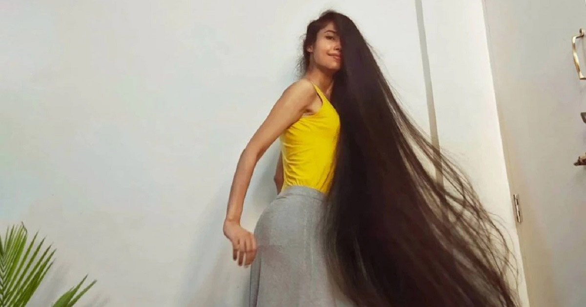 মাটিতে গড়াগড়ি খায় আকাঙ্ক্ষার চুল