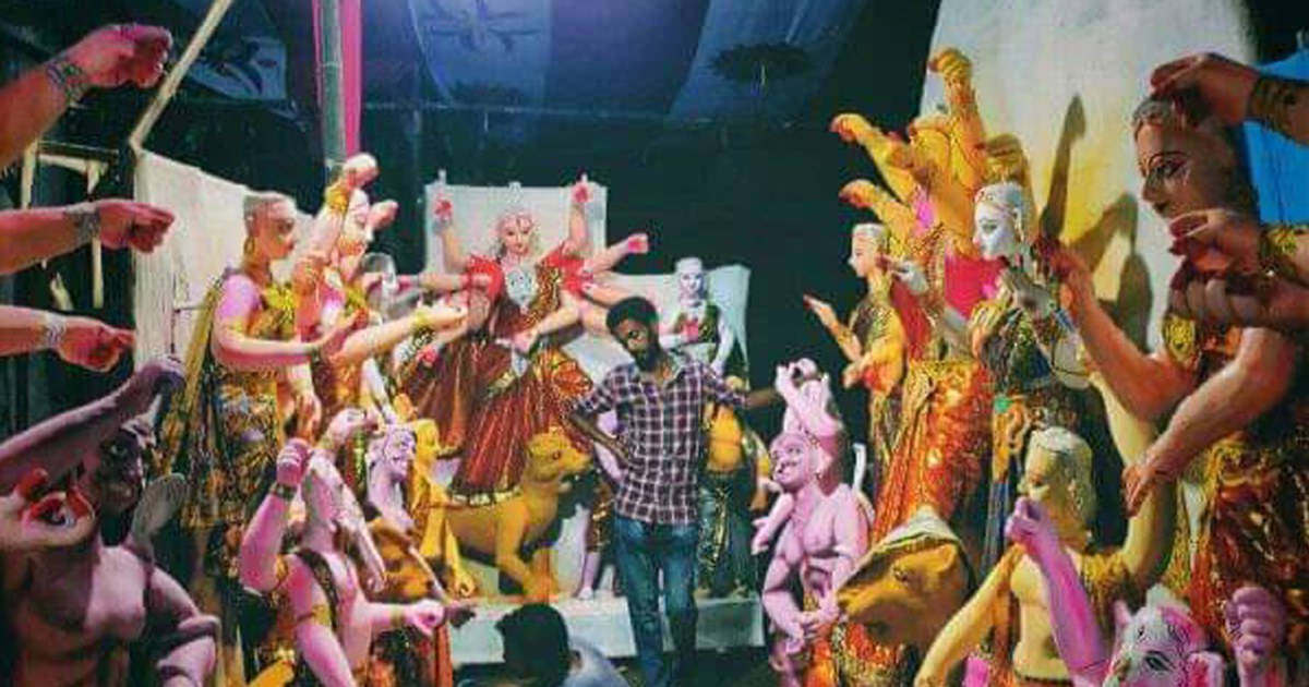 শেষ মুহূর্তে রঙ-তুলিতে ব্যস্ত নাটোরের প্রতিমা শিল্পীরা