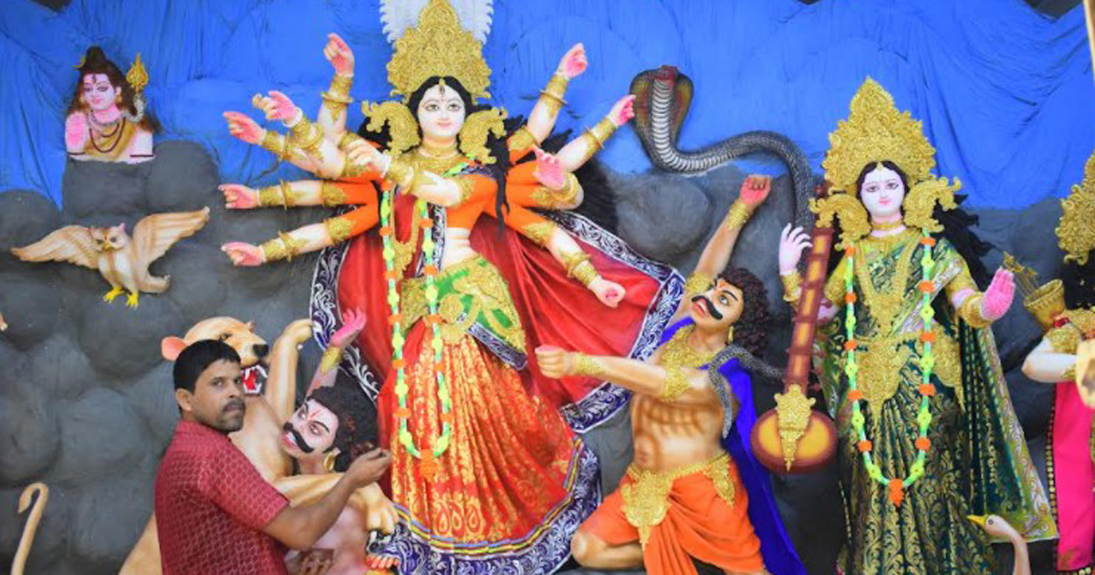 দেবী দুর্গাকে বরণের অপেক্ষায় সনাতন ধর্মাবলম্বীরা