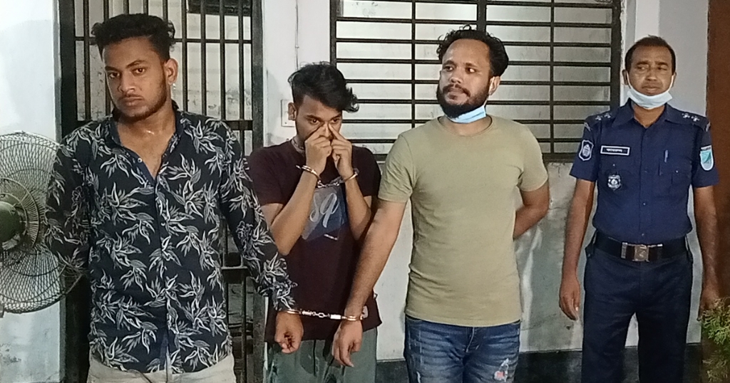 শিবচরে স্বর্ণ ছিনতাই করার সময় আটক ৩