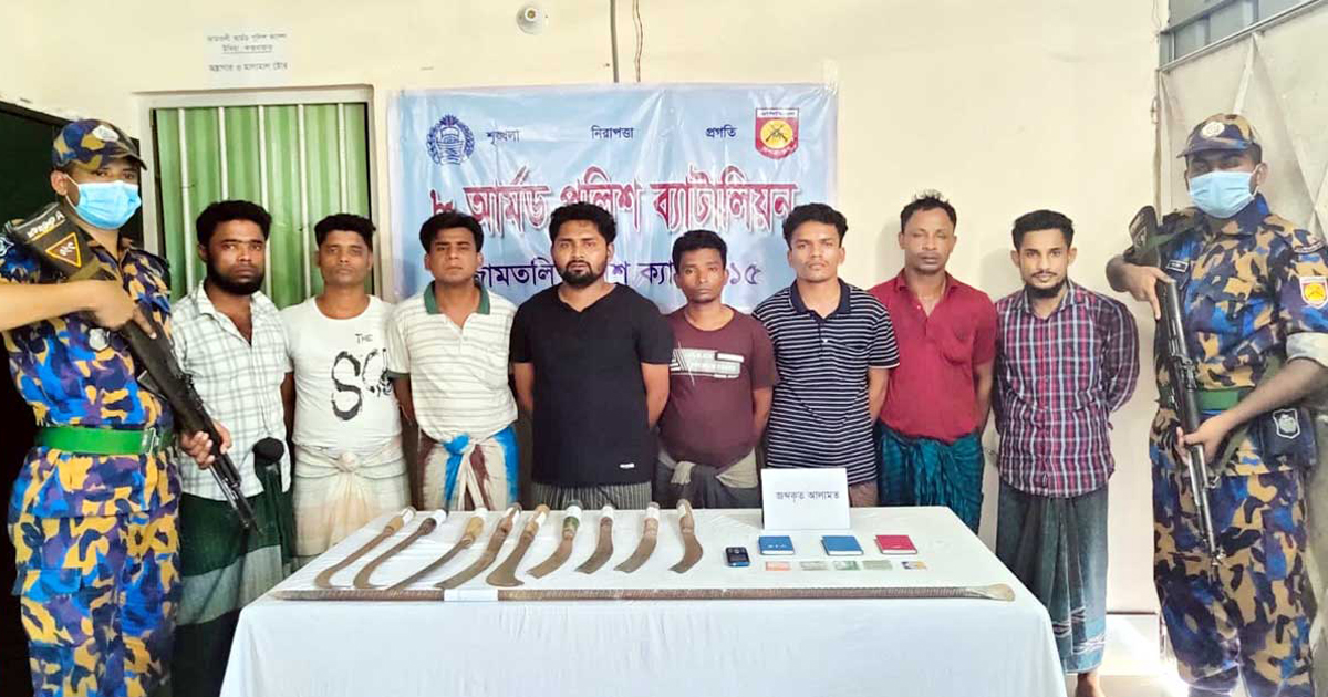 অস্ত্রসহ ৮ রোহিঙ্গা ডাকাত আটক