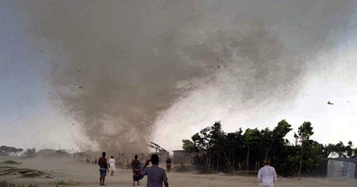 তিন মিনিটের ঝড়ে উড়েছে ঘরের চাল