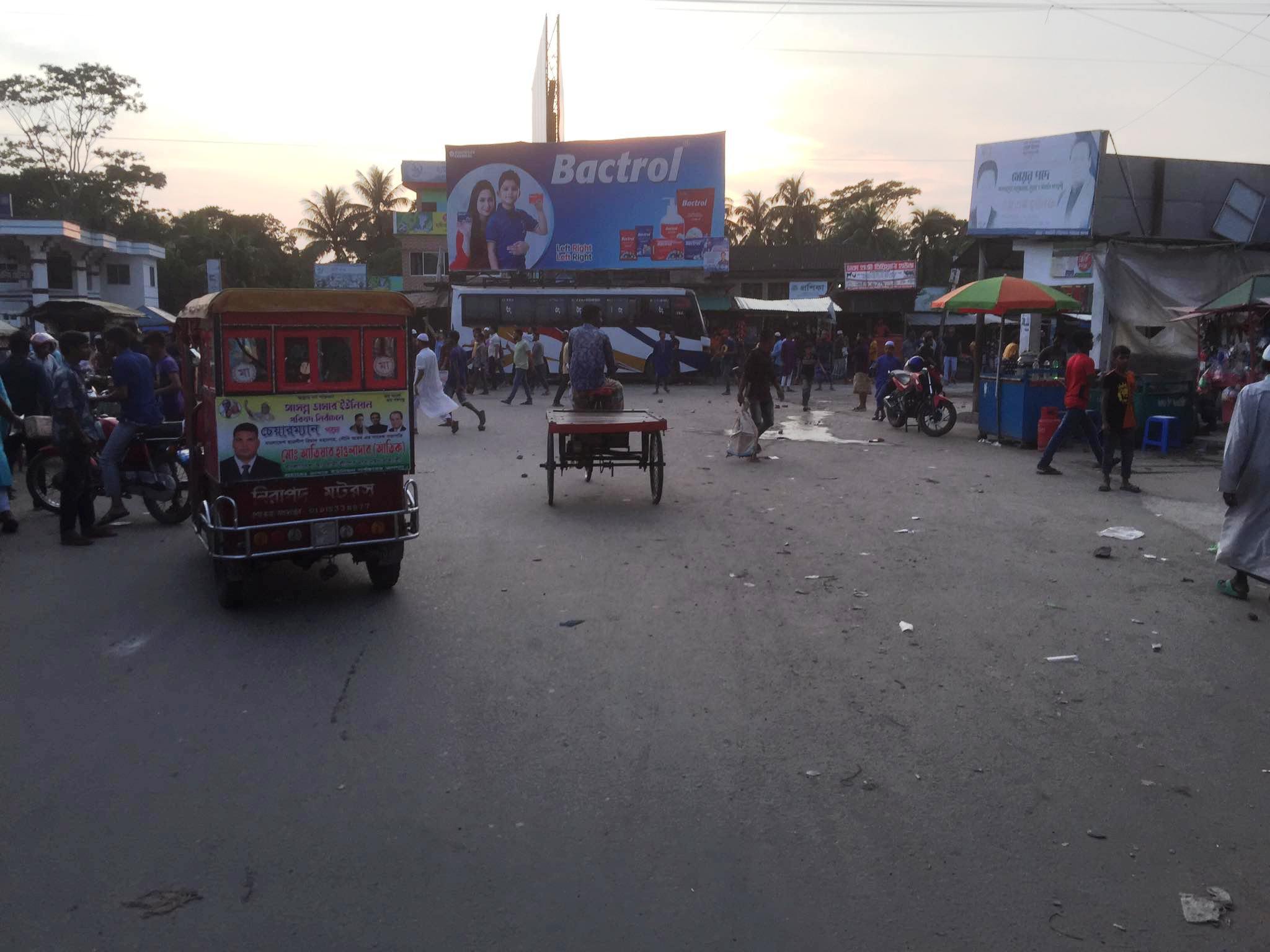মাদারীপুরে পুলিশ ও মুসল্লীদের ধাওয়া-পাল্টাধাওয়া, পুলিশসহ আহত ৫
