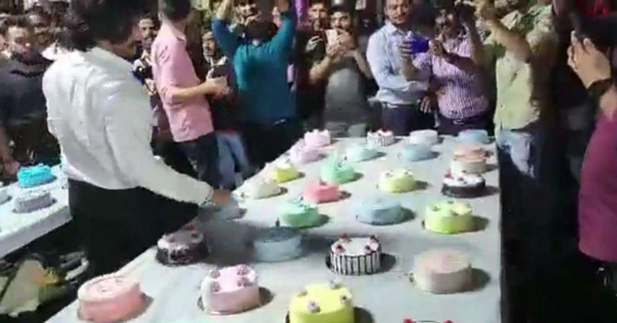 জন্মদিন উদযাপনে একসঙ্গে ৫৫০ কেক কাটলেন যুবক