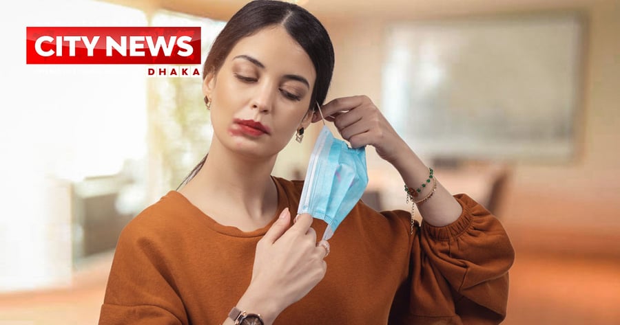 মাস্ক পরে লিপস্টিক ঠিক রাখবেন যেভাবে