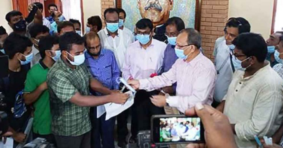 মধুর ক্যান্টিনে মুখোমুখি ছাত্রলীগ-ছাত্রদল