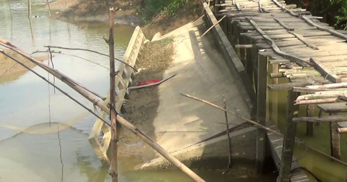 ১৪ বছর ধরে উল্টে আছে সেতুটি!