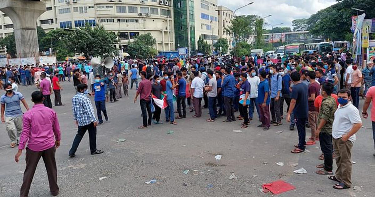 মন্দির-মণ্ডপে হামলার প্রতিবাদে শাহবাগে অবরোধ