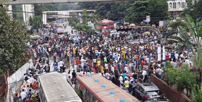 আল্টিমেটাম দিয়ে অবরোধ তুলে নিলেন ঢা‌বি শিক্ষার্থীরা