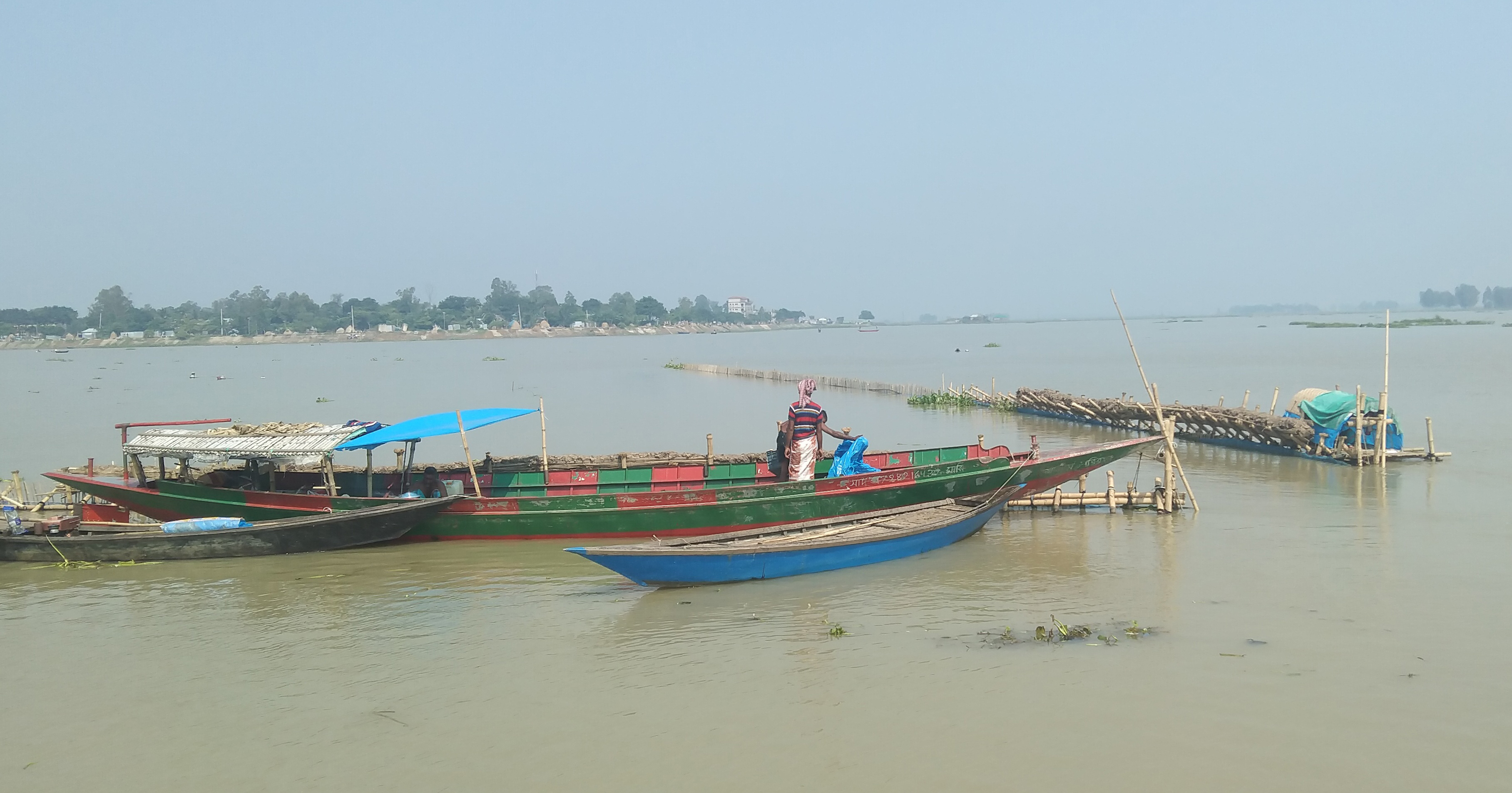 চলনবিলে অবৈধ সোঁতিজাল দিয়ে  দিয়ে মাছ শিকার
