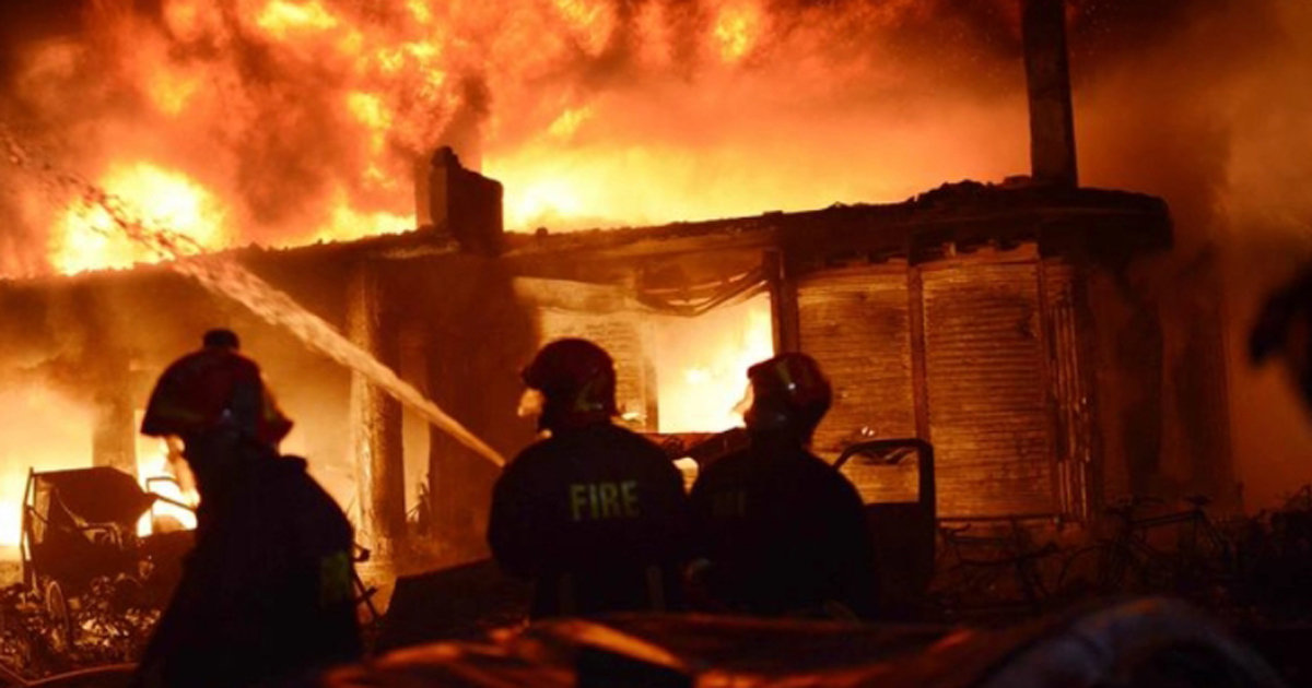 বাড্ডায় ফার্নিচার গোডাউনে আগুন