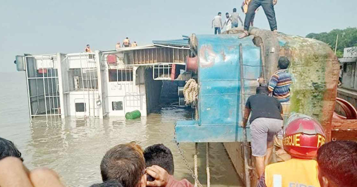 পাটুরিয়ায় যানবাহনসহ ফেরিডুবি