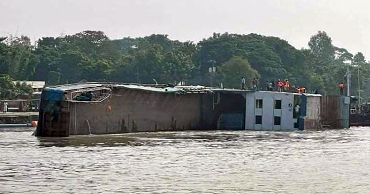 ৬০ টনের হামজাকে দিয়ে হাজার টনের ফেরি উদ্ধারের চেষ্টা