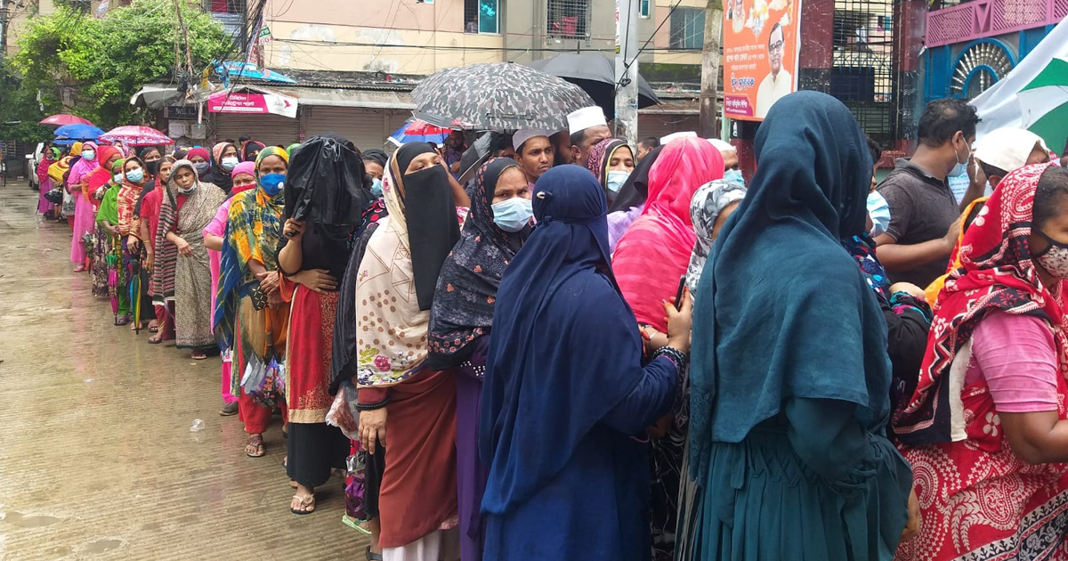 রাজধানীর টিকা কেন্দ্রগুলোতে উপচে পড়া ভিড়!