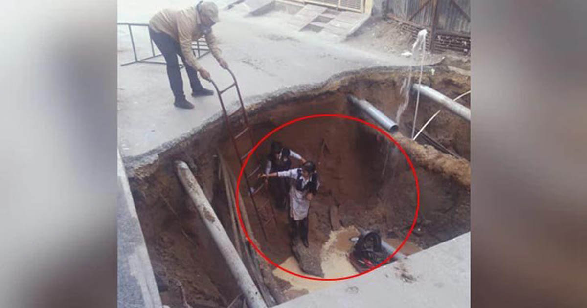 রাস্তায় হুট করে হওয়া গর্তে পড়ল ২ ছাত্রী!