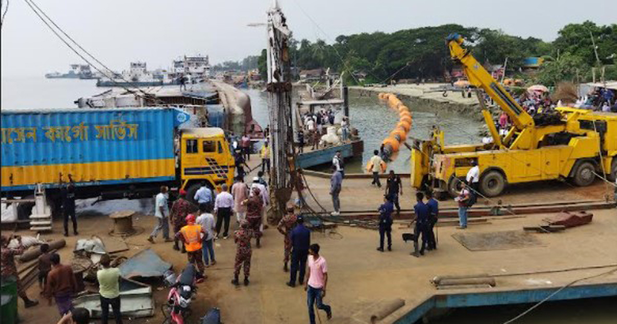 পাটুরিয়ায় ফেরি ডুবি : দুই দিনে ১১ যান উদ্ধার