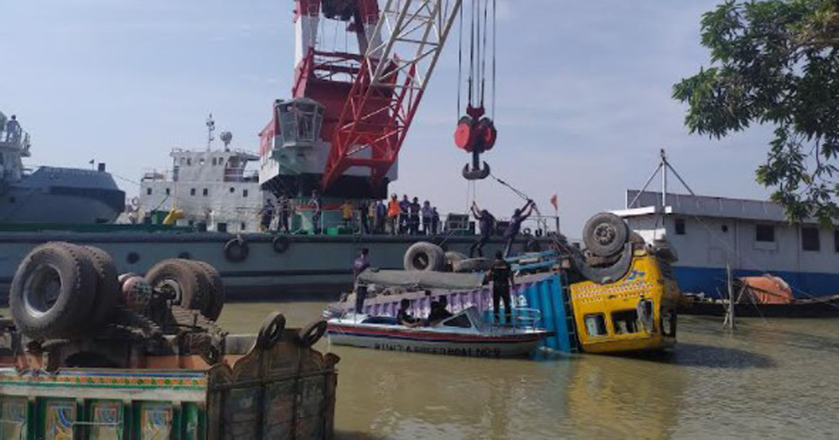 পাটুরিয়ায় ফেরিডুবি : উদ্ধারে নেমেছে রুস্তম