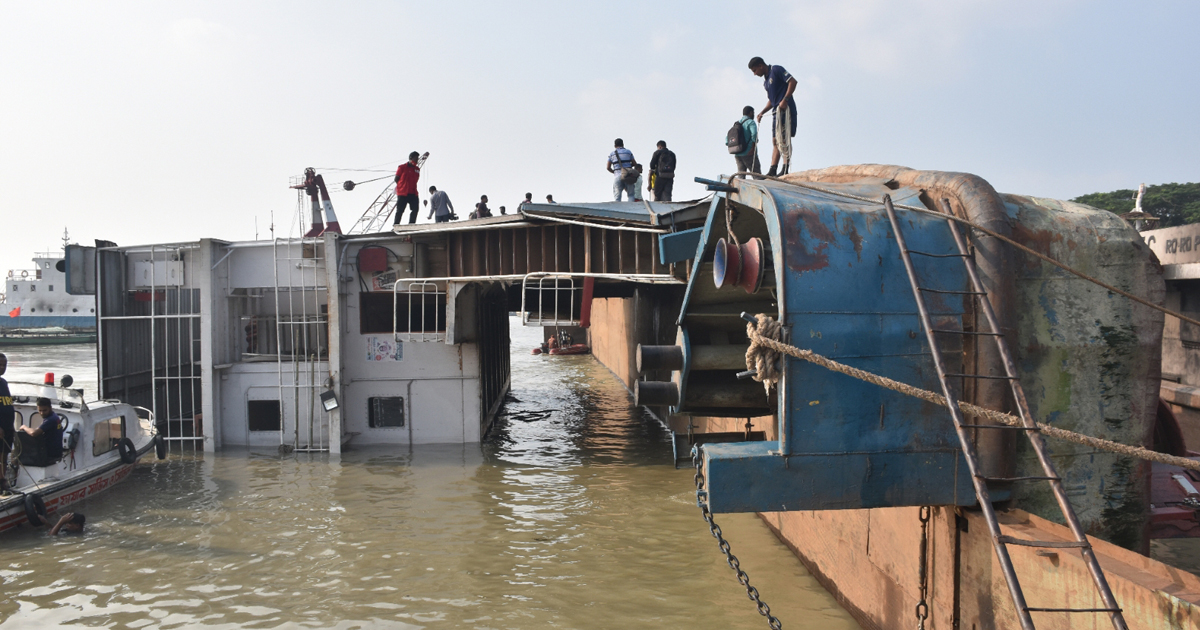 পাটুরিয়ার ফেরি উদ্ধারে ব্যয় হবে দুই কোটি টাকা!