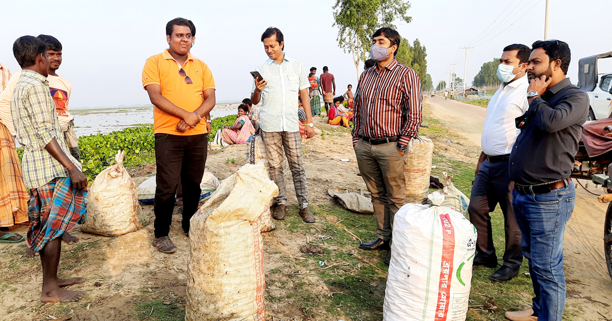চলনবিলে শামুক নিধন বন্ধ করলেন ইউএনও