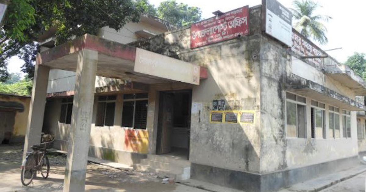 জীর্ণ ভবনে ডাকসেবা, আতঙ্কে গ্রাহকরা