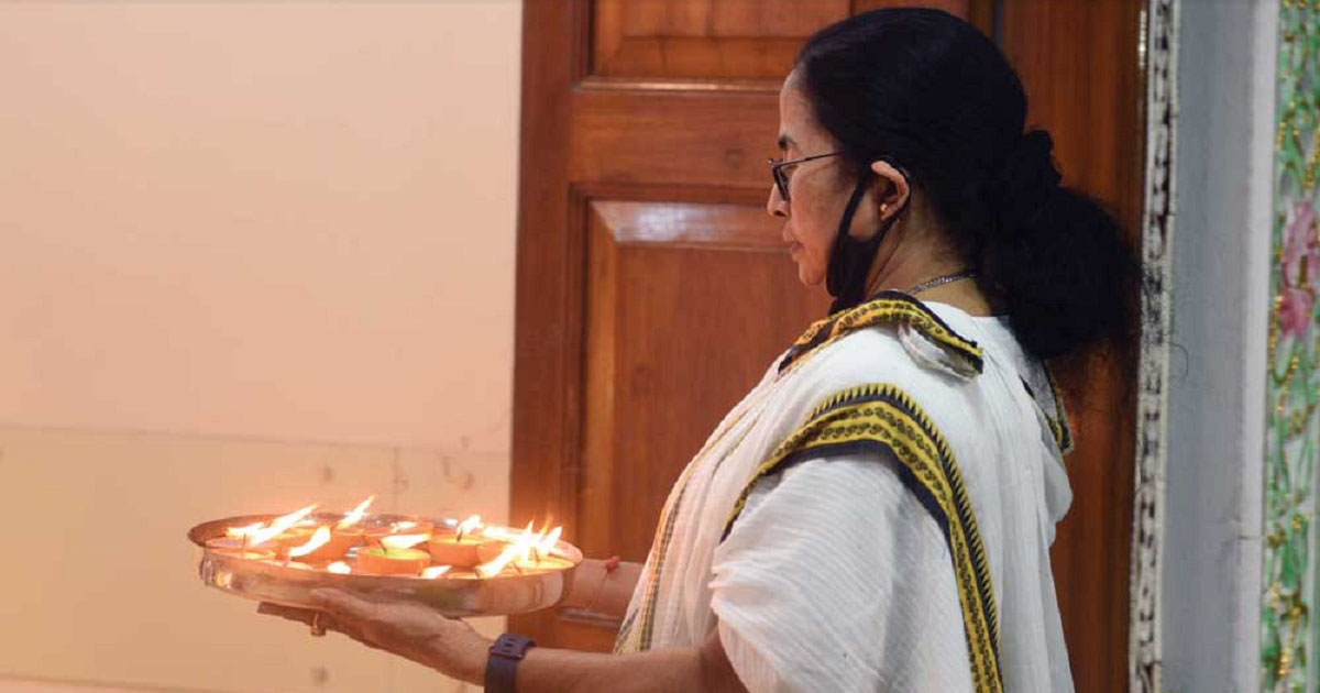 বাড়ির কালীপূজায় ব্যস্ত মুখ্যমন্ত্রী মমতা