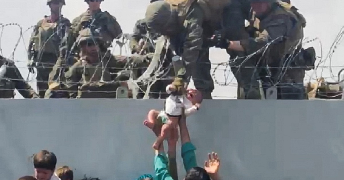 এখনও খোঁজ মেলেনি কাবুল বিমানবন্দরের সেই শিশুর