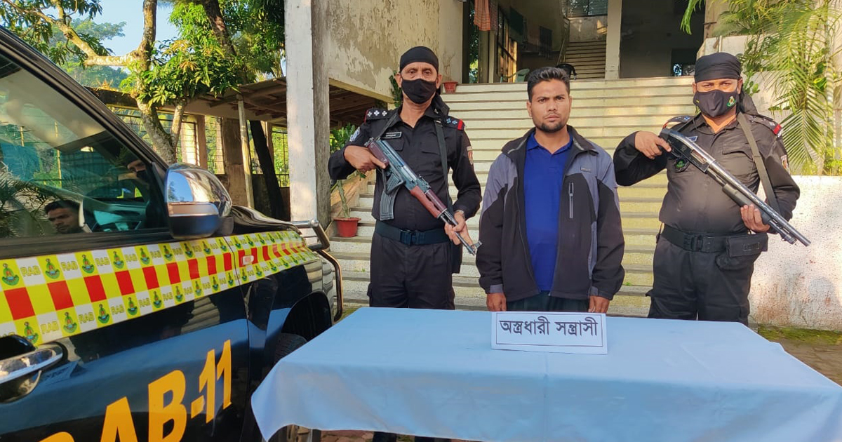 নোয়াখালীতে দেশীয় অস্ত্র ও ককটেলসহ গ্রেফতার ১