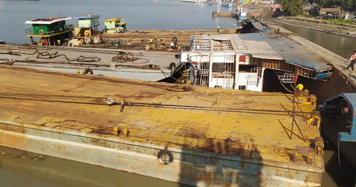 পাটুরিয়ায় ফেরি উদ্ধারকাজ চলছে