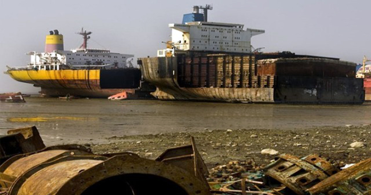 জাহাজভাঙা শিল্প বন্ধ ঘোষণা : অর্ধলক্ষাধিক শ্রমিক বেকারের আশঙ্কা