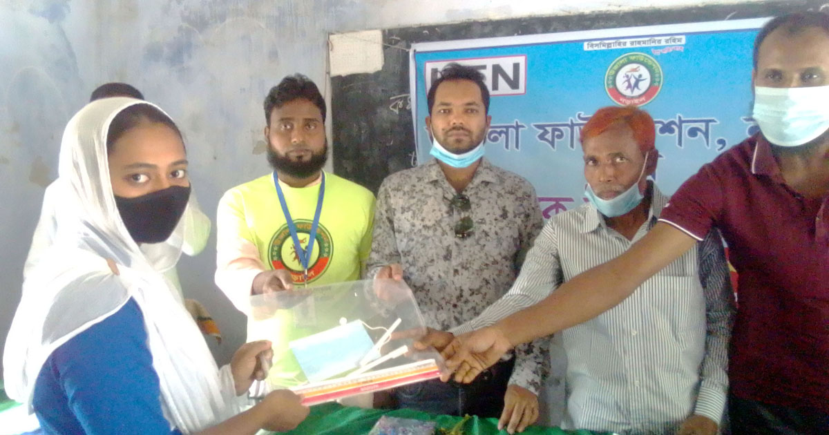 নড়াইলে এসএসসি পরীক্ষার্থীদের মাঝে পরীক্ষা উপকরণ বিতরণ