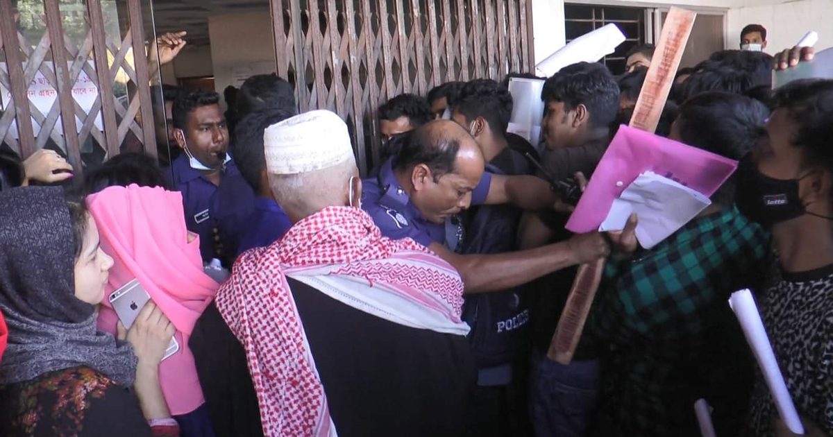 শিক্ষার্থীদের টিকা দিতে ধীরগতি, পুলিশের সঙ্গে ধস্তাধস্তি
