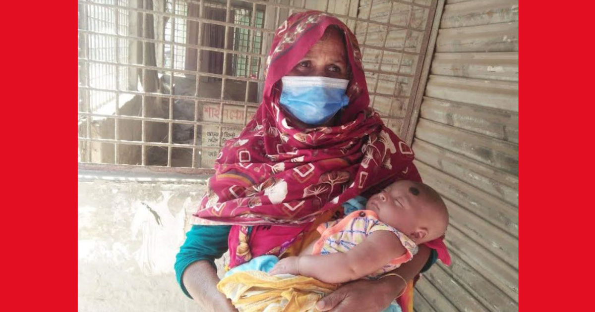 দুধের শিশুদের কেন্দ্রের বাইরে রেখেই এসএসসি পরীক্ষা দিলেন মায়েরা