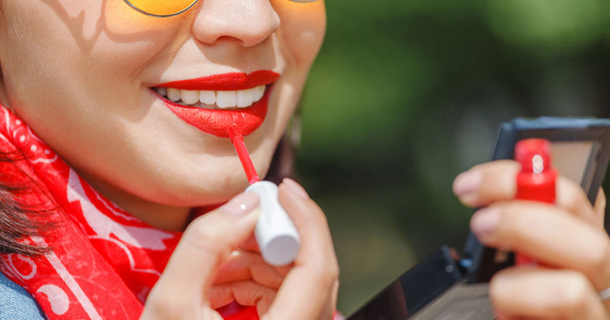 মেয়াদোত্তীর্ণ লিপস্টিক ব্যবহার করলে যা হয়