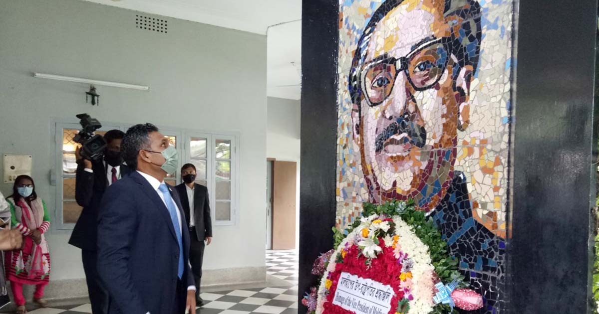 বঙ্গবন্ধুর প্রতিকৃতিতে ফুল দিয়ে মালদ্বীপের ভাইস প্রেসিডেন্টের শ্রদ্ধা