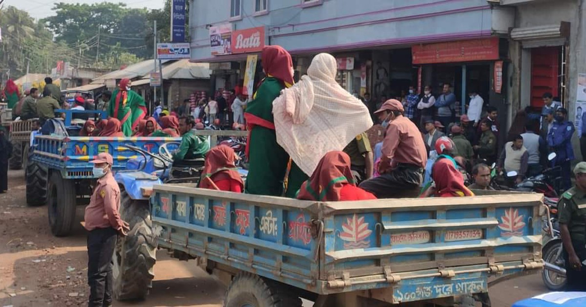 গাইবান্ধার ১৯ ইউপিতে ভোটগ্রহণ : কেন্দ্রে পাঠানো হচ্ছে সরঞ্জাম