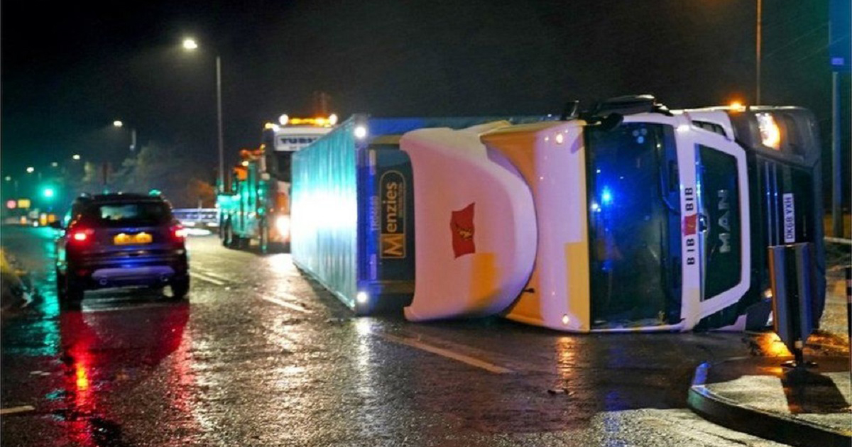 শক্তিশালী ঝড়ের তাণ্ডবে ব্রিটেনে দুইজনের প্রাণহানি