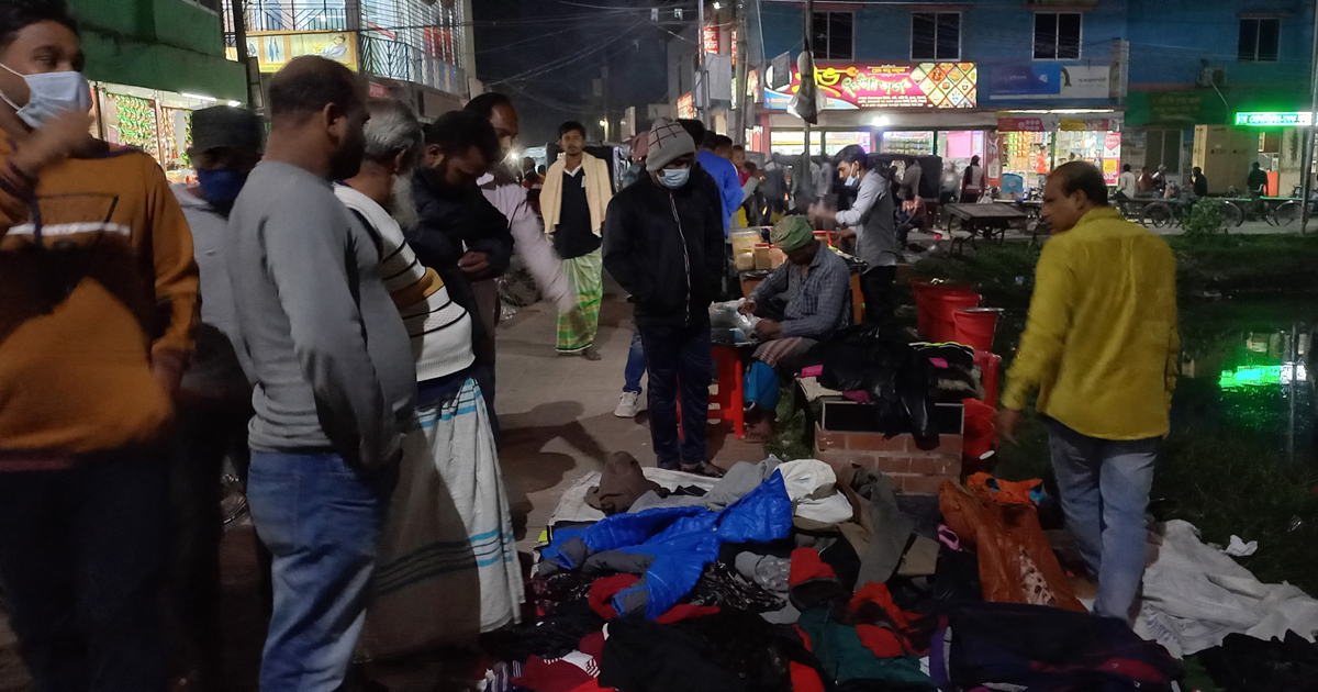 ফুটপাতে জমে উঠেছে গরম পোশাক বিক্রি