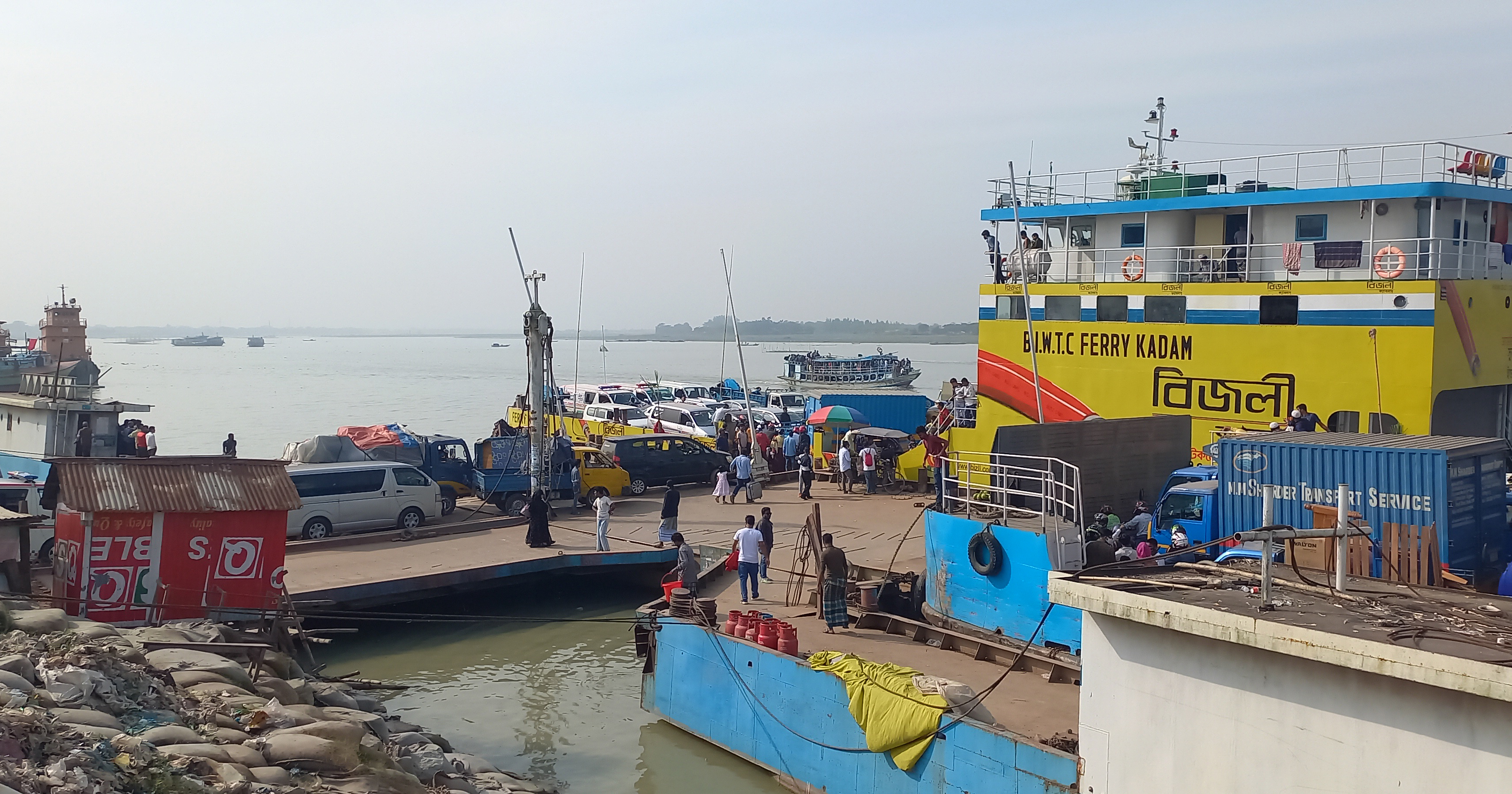 ফেরি সংকটে বাংলাবাজার ঘাটে যাত্রীদের দুর্ভোগ