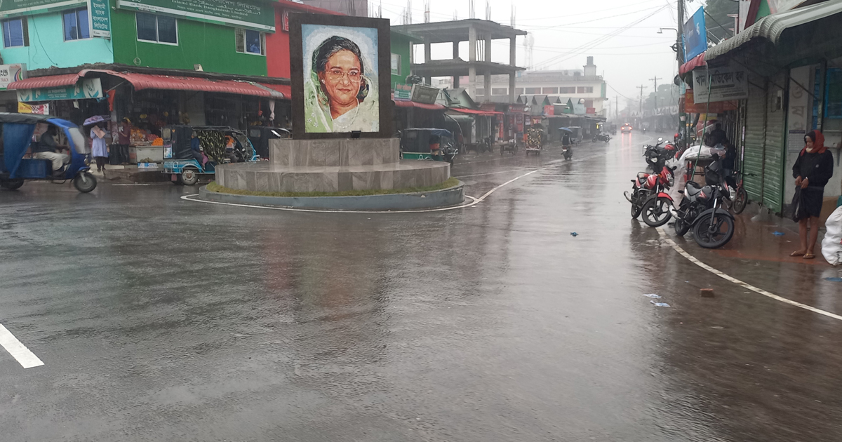 টানা বৃষ্টিতে চরম দুর্ভোগে পড়েছে মাদারীপুরবাসী