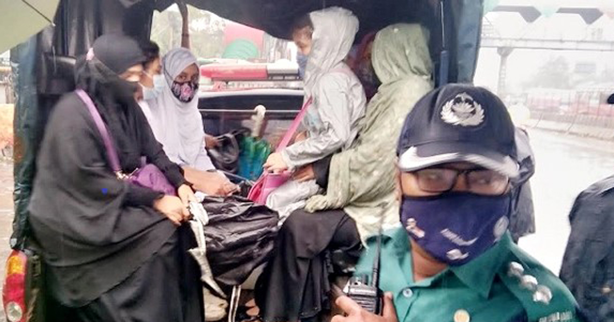 এইচএসসি পরীক্ষার্থীদের কেন্দ্রে পৌঁছে দিলো পুলিশ